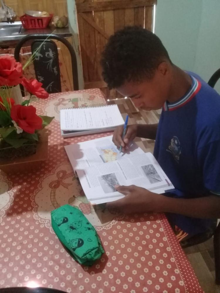 O estudante Amilton dos Santos Vieira, 16, avalia o quanto é importante o estudo virtual neste momento de recesso das aulas formais.