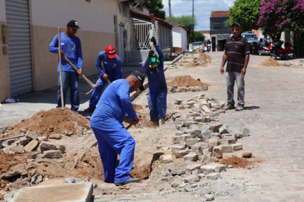 Prefeitura de Filadélfia realiza manutenção da rede de esgoto na Rua Alvino Maia