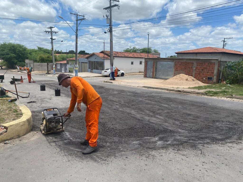 Prefeitura de Filadélfia inicia recuperação asfáltica na Avenida ACM.