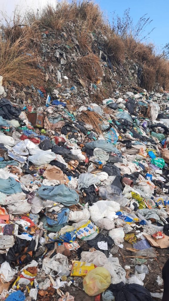 Vereador Jamiltom Fernandes visita lixão da localidade de Barreira e busca soluções para o problema.