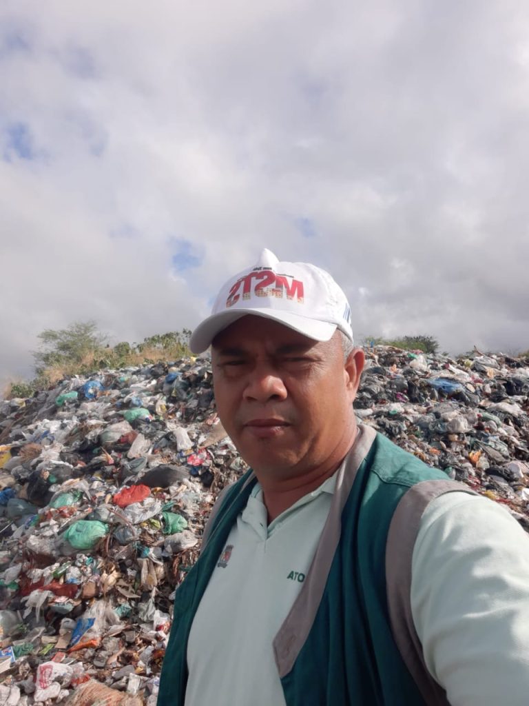 Vereador Jamiltom Fernandes visita lixão da localidade de Barreira e busca soluções para o problema.