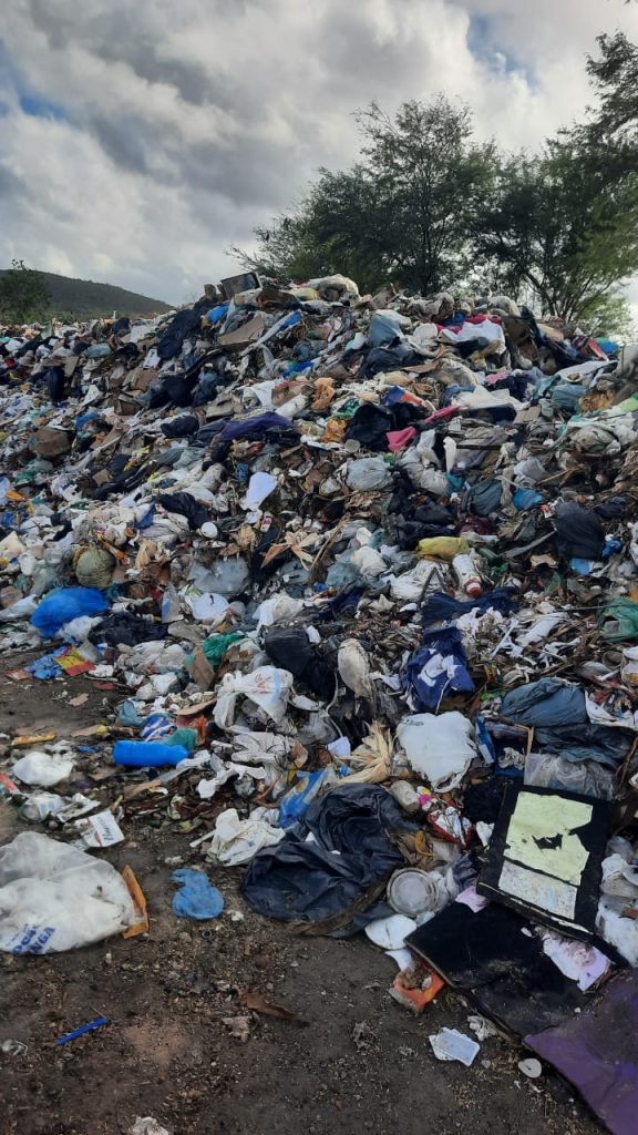 Vereador Jamiltom Fernandes visita lixão da localidade de Barreira e busca soluções para o problema.