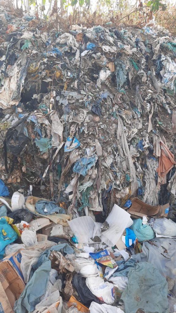 Vereador Jamiltom Fernandes visita lixão da localidade de Barreira e busca soluções para o problema.