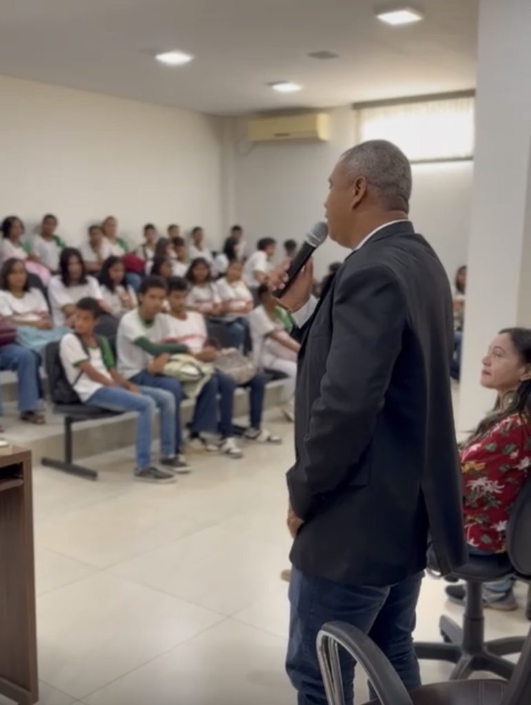 Vereador Jamilton Fernandes participa de roda de conversa com alunos do Centro Educacional de Ponto Novo. Vereador Jamilton Fernandes participa de roda de conversa com alunos do Centro Educacional de Ponto Novo.