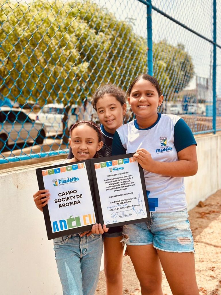 Prefeito Dr. André assina Ordem de Serviço para construção do Campo Society de grama sintética em Aroeira.