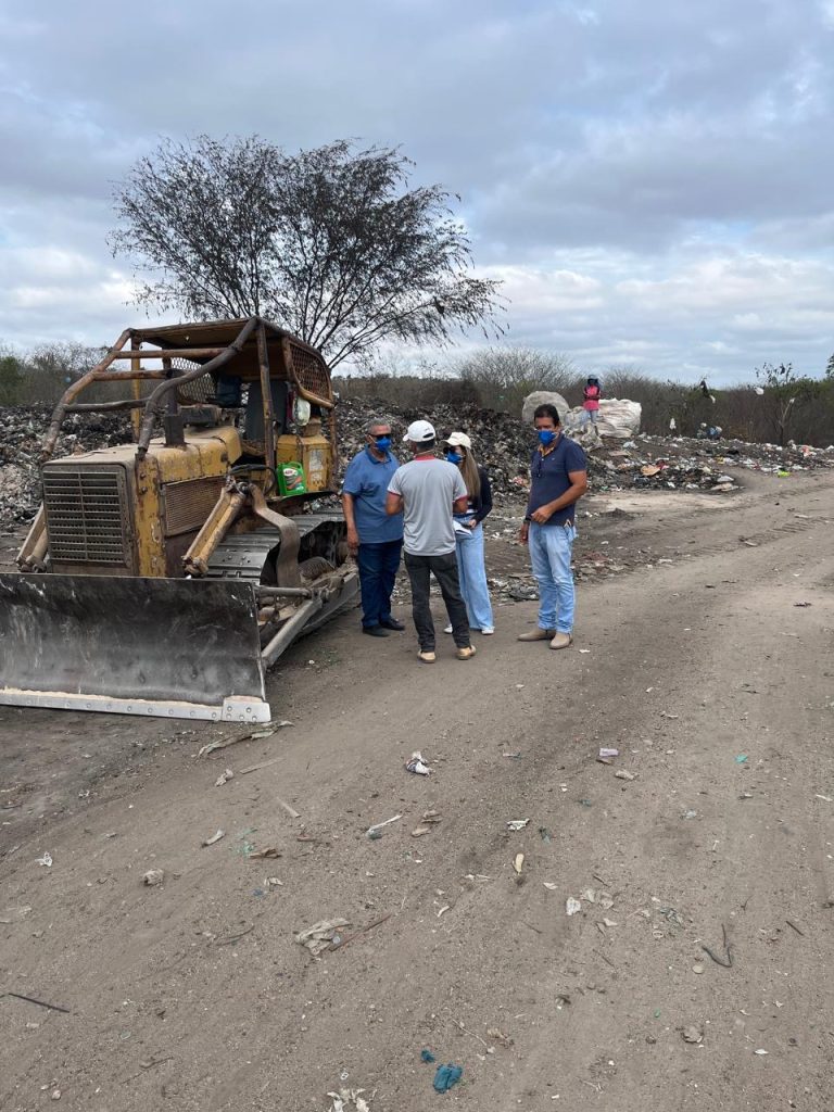 Vereador Jamiltom Fernandes acompanha início das ações de melhoramento do lixão na Fazenda Barreira, em Ponto Novo