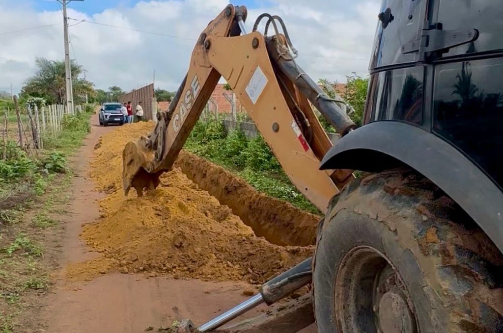 Centenas de famílias serão beneficiadas com água:Prefeitura de Filadélfia implanta mais de 12 km de rede em parceria com o Governo do Estado